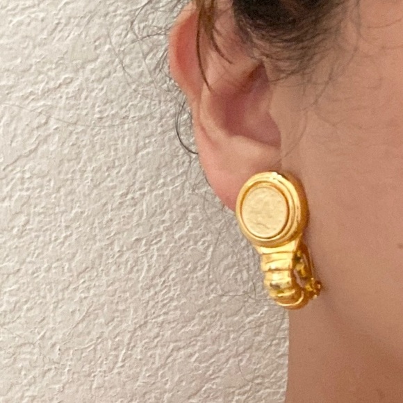 Vintage Unsigned Gold-Tone Roman Coin Clip On Earrings - Picture 3 of 13